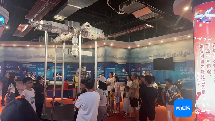 游客在文昌航天科普馆参观。记者 吴岳文 摄