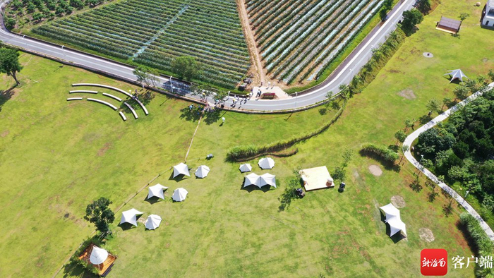 航拍位于三亚市吉阳区的大茅远洋生态村，旖旎风光目不暇接，文化新风扑面而来。记者 沙晓峰 摄