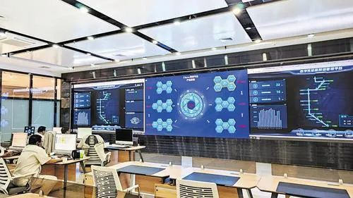 6月20日，中车唐山公司产品全生命管理数据中心，工作人员正在对数字化运维管理平台进行监控。河北日报记者 王思达 摄