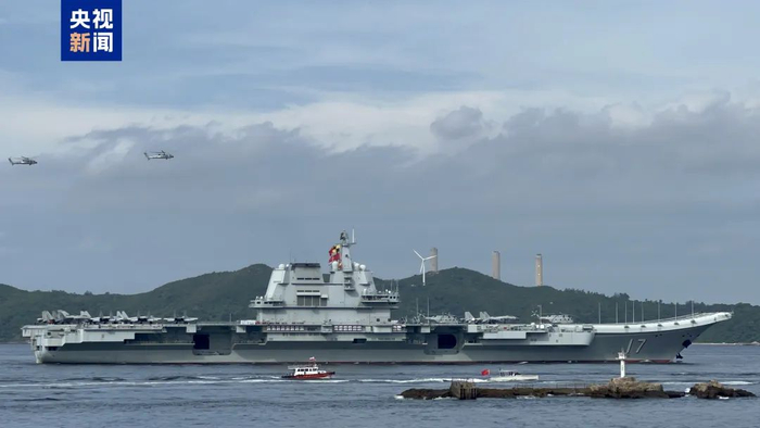△山东舰抵达香港核心海域