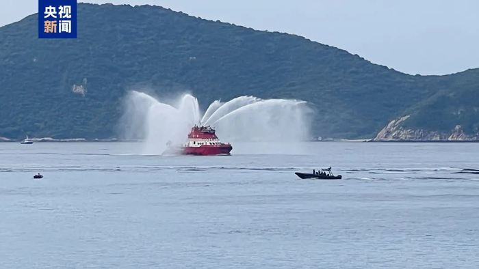 △香港特区政府以“水门礼”迎接山东舰航母编队