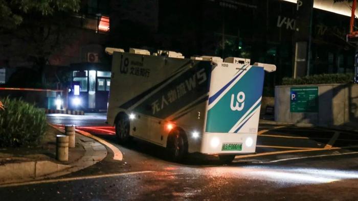 W5无人物流车能实现整车360度无盲区、全天时、全天候精准感知