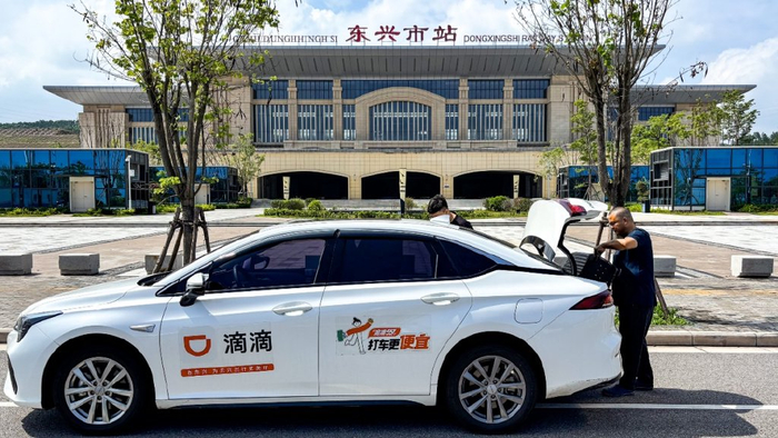 周国武在东兴高铁站接单