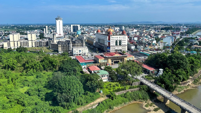 站在东兴的制高点，可以看到河对岸的芒街市