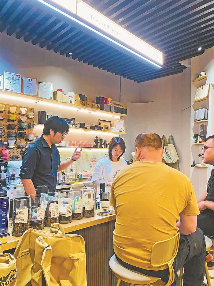 “潜咖啡实验室”里“咖啡老饕”们在品鉴咖啡。（受访者供图）