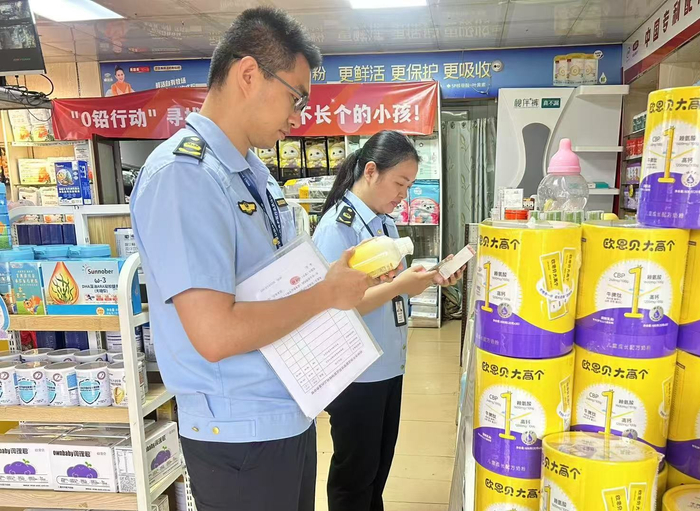 执法人员在母婴店开展化妆品经营质量监督检查。桂林市市场监管局供图