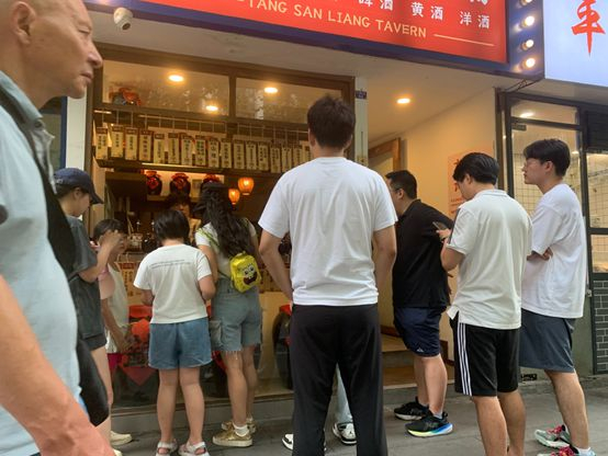 7月2日18时，唐三两位于成都宏济新路的门店门口已经有不少顾客（每经记者 蔡鼎 摄）