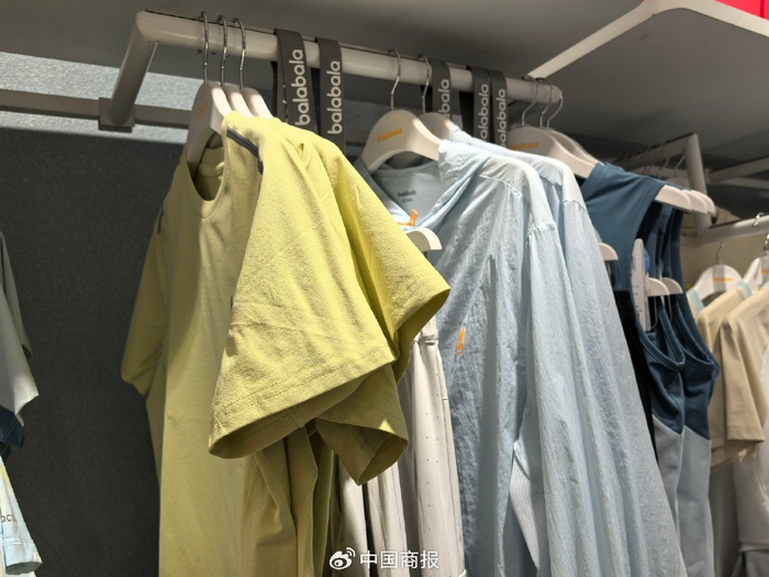 巴拉巴拉店员提到的童装速干T恤和防晒衣。