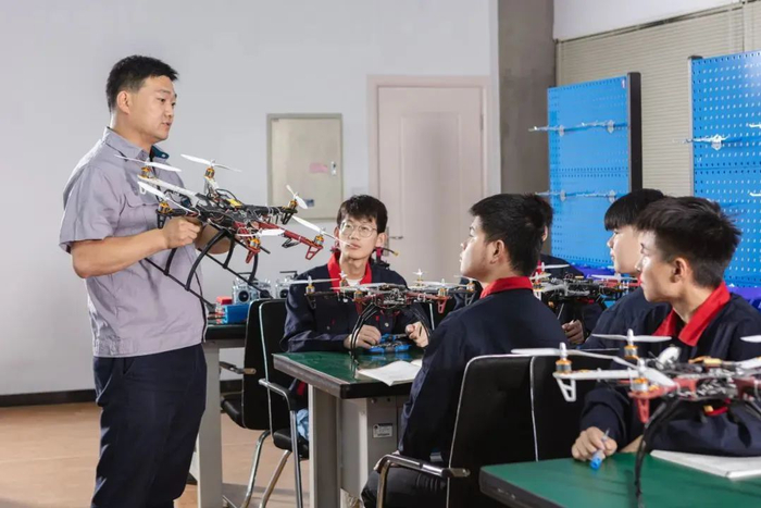 嘉兴职业技术学院航空与轨道学院、智能制造学院课堂 图源：“嘉兴职业技术学院”微信公众号