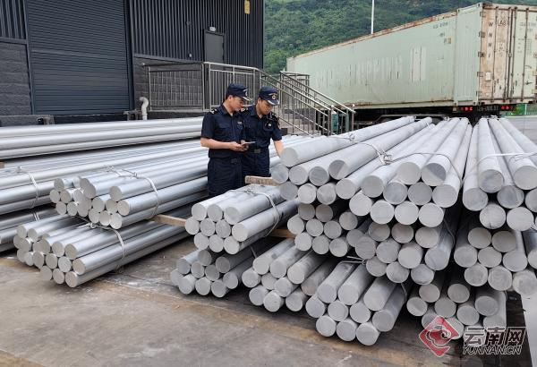 海关关员在天保口岸国际货场对出口铝棒开展查验 袁忻 摄