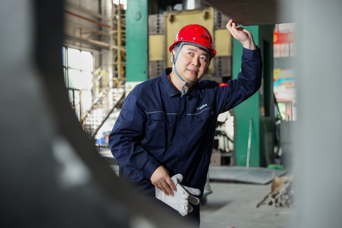 杜金辉检视锻造加热炉设备状态