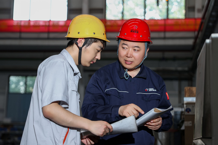 杜金辉和团队成员研讨盘锻件热处理工艺