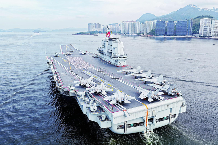     中国海军山东舰航母编队抵达香港