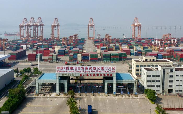 这是2024年10月15日拍摄的中国(福建)自由贸易试验区厦门片区集装箱码头(无人机照片)。新华社记者 姜克红 摄