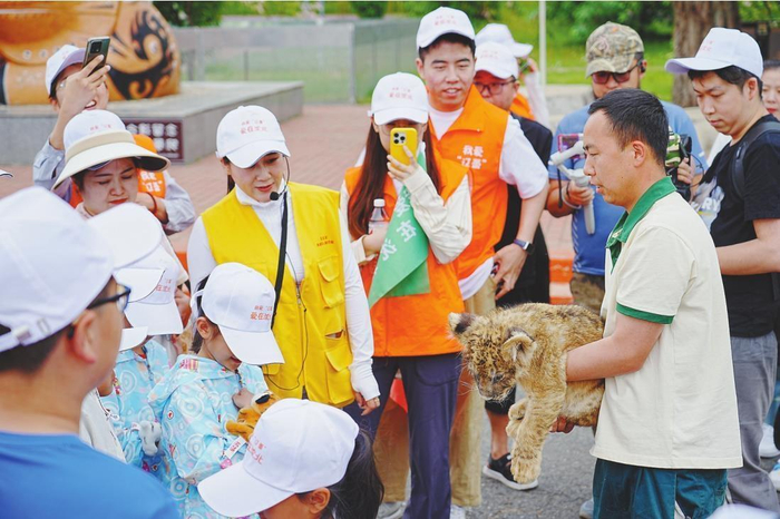 沈阳市沈北新区民政局组织困境儿童走进动物园参加户外活动。资料片