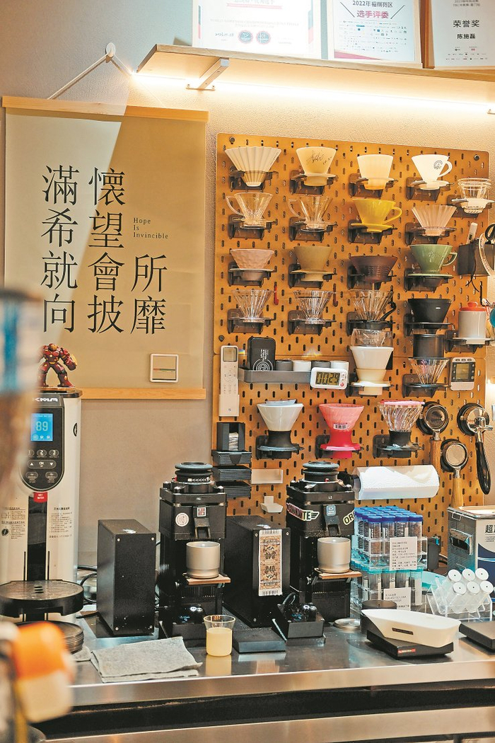 “潜咖啡实验室”里各式的咖啡器具凸显专业。（受访者供图）