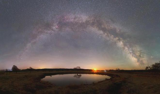 4月23日凌晨在位于黑龙江省牡丹江市镜泊湖景区拍摄的夜空（拼接照片）。新华社发（王宝勋摄）