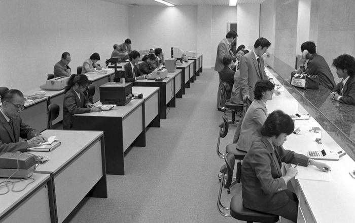 我国第一家中外合资银行——厦门国际银行1985年11月28日在厦门经济特区开业。新华社记者 黄兴泉 摄