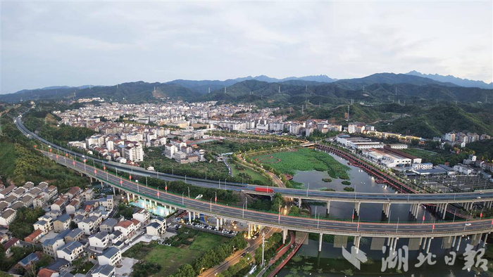 航拍武当山风景。（湖北日报全媒记者 张灿 摄）