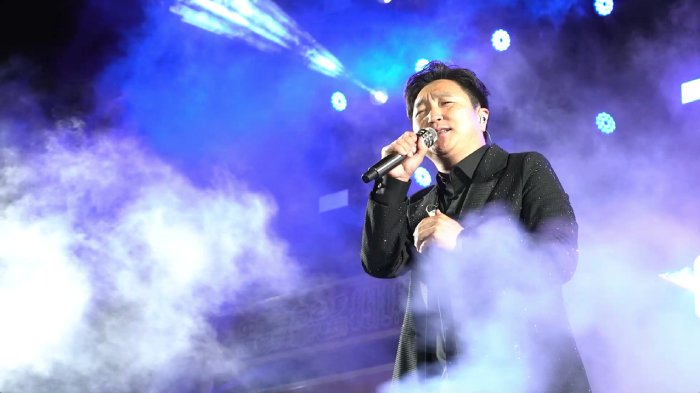 （歌手呼斯楞带来经典曲目《鸿雁》）