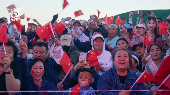 （《歌唱祖国》引发现场观众全场大合唱）