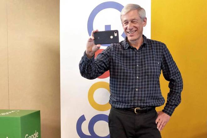 ▲ 手持 Pixel 3 的 Marc Levoy