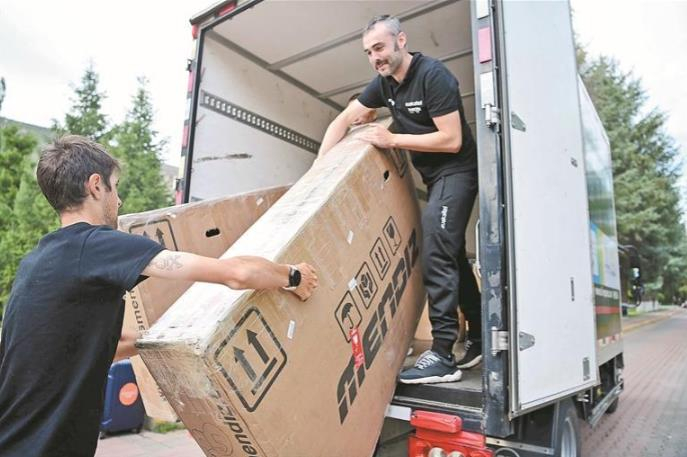 队员用车陆续抵达大本营。陆广涛 摄