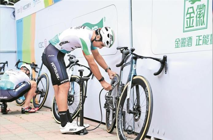 检查爱车。陆广涛 摄