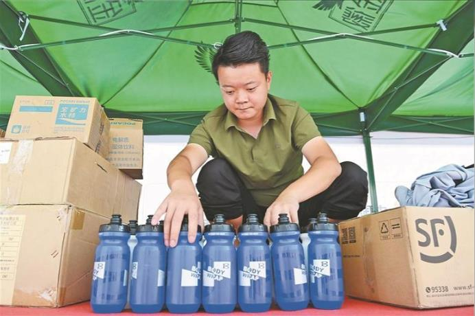 队内工作人员为队员准备训练所需补给。陆广涛 摄