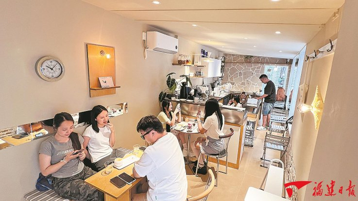 “散步去咖啡”内，顾客正在品咖啡。 余跃 摄
