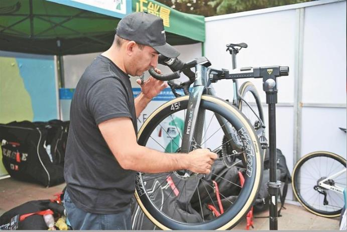 各队机械师对每台车辆细致检查。陆广涛 摄