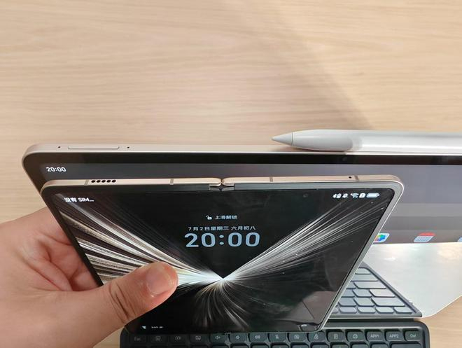 荣耀Magic V5与平板电脑厚度比较 图源：观察者网
