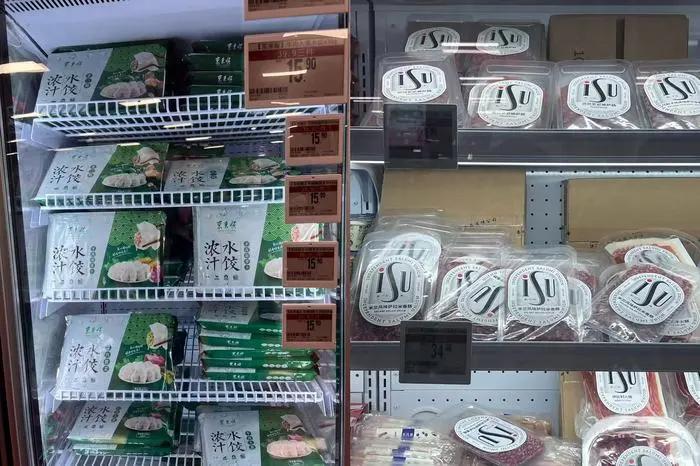 左:东来顺速冻水饺 右:国产意大利风味火腿