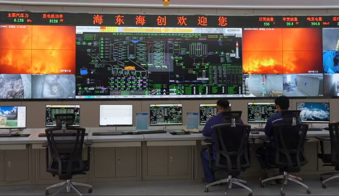 图为乐都区雨润镇汉庄村的海东市首座生活垃圾焚烧发电项目控制室