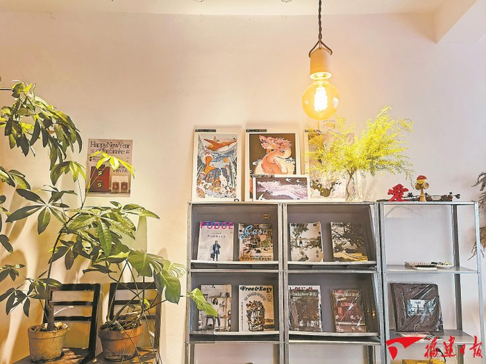 社区咖啡店里寄售的艺术周边，给小店增添文艺气息。 赵文娟 摄