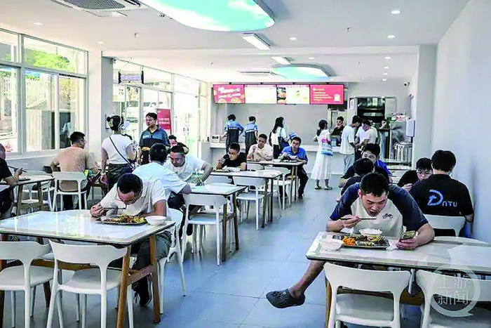     司机在驿站的餐厅就餐