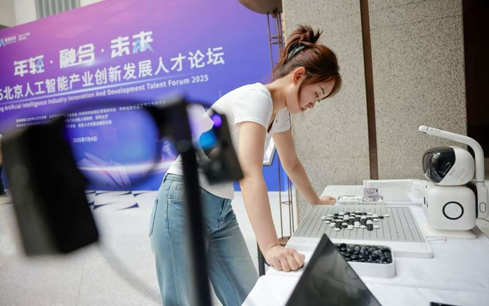 嘉宾在与下棋机器人对弈。新京报记者 王子诚 摄
