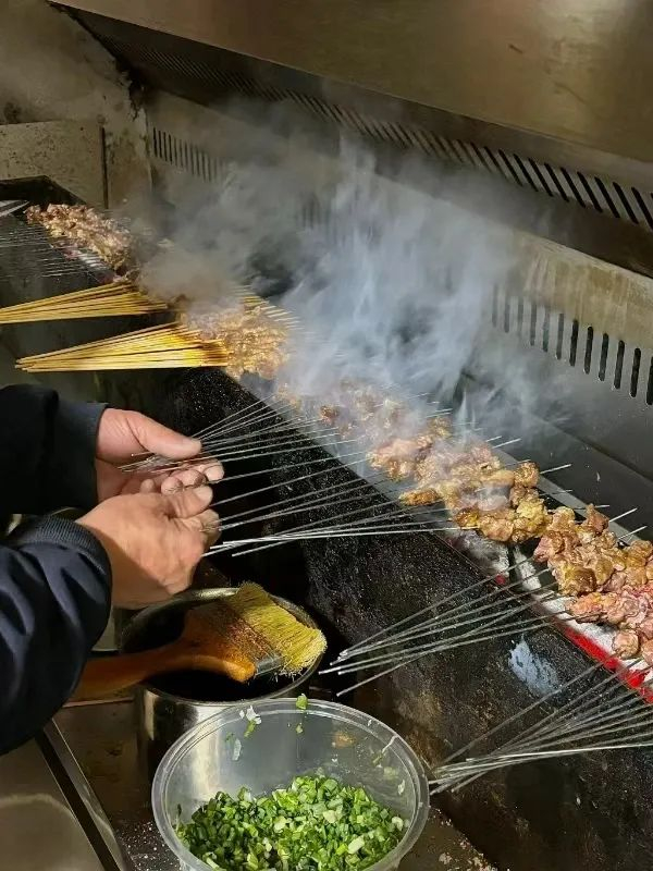 岳阳烧烤碳烤炉 / 图源：岳阳市网络文化协会
