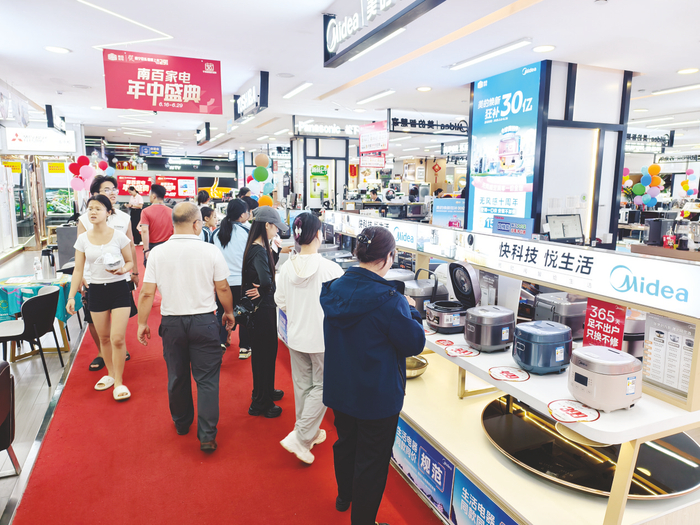     活动期间，许多市民到南百家电选购商品。