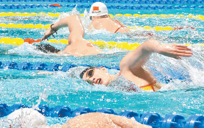 张雨霏、潘展乐、汪顺、徐嘉余等选手正劈波斩浪，全力为即将开赛的世锦赛做准备。本报记者刘平 摄