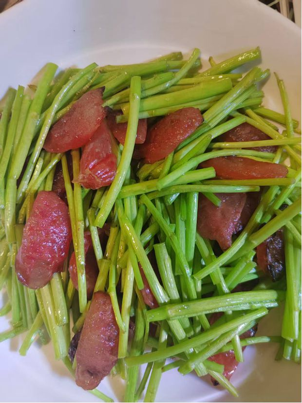 卖相一般但据说很好吃的芦蒿炒腊肠，图源受访者