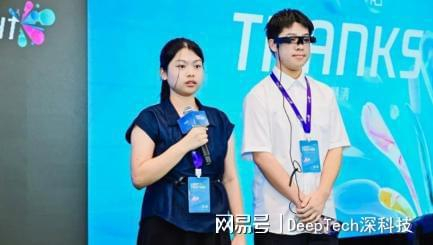 图 | 该团队正在演示AR眼镜（来源：资料图）