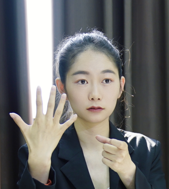 谭婷为听障者提供法律咨询。受访者供图