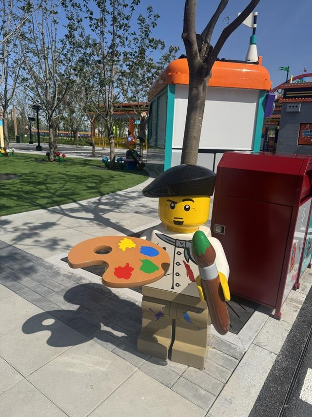 乐园内随处可见的人仔模型 张天弛摄