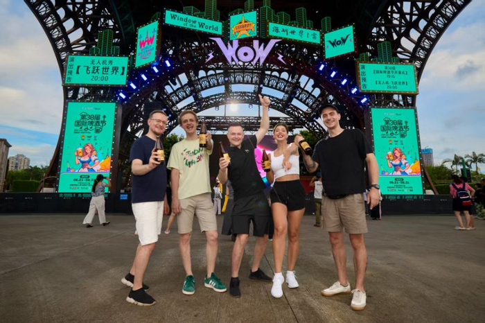 （游客在世界之窗打卡 图/受访者）