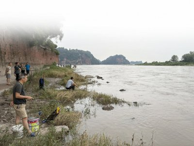 大渡河边到处都是钓鱼的人。杜卓滨摄