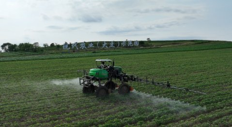 农户正在进行大豆叶面肥喷施作业。摄影 王军