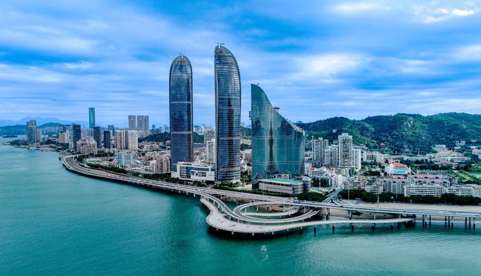 这是2024年9月4日拍摄的厦门市演武大桥附近海面和环岛路沿线风光(无人机照片)。新华社记者 魏培全 摄