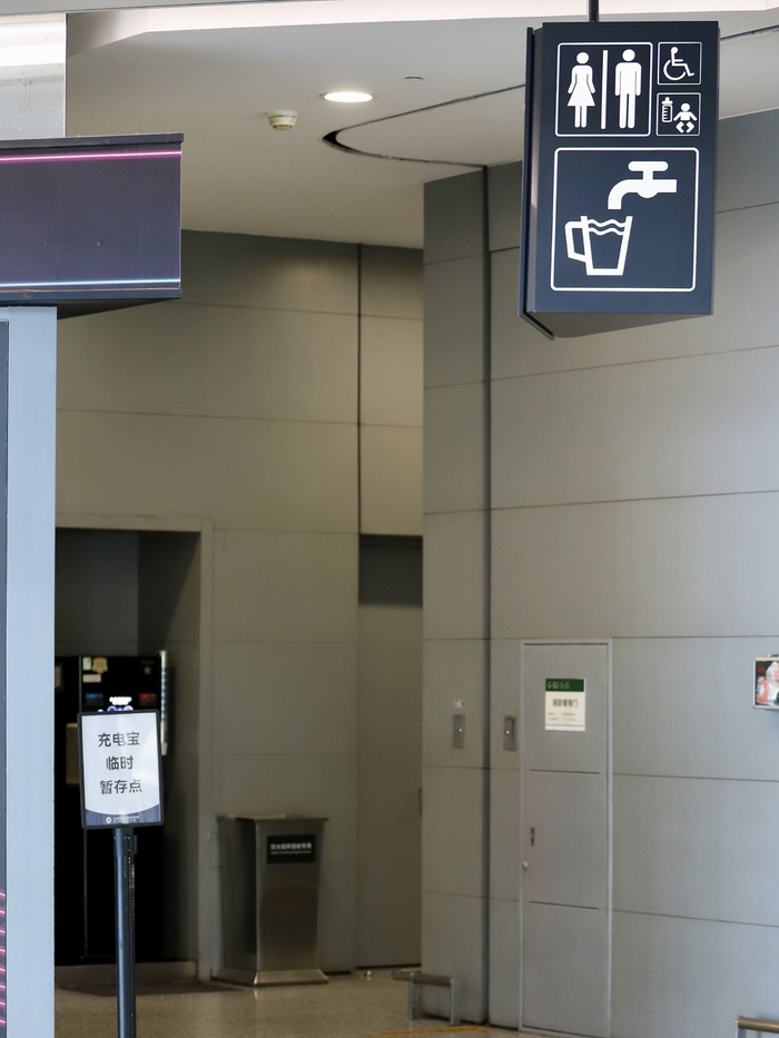 上海虹桥国际机场T2航站楼充电宝暂存点位于航站楼外厕所通道旁，无明显指引。新京报贝壳财经记者俞金旻 摄