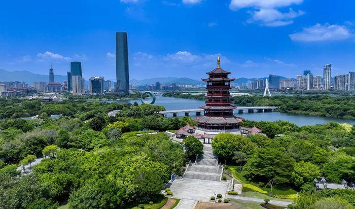 这是2024年9月4日拍摄的厦门园博园内杏林阁及集美新城景色(无人机照片)。新华社记者 魏培全 摄